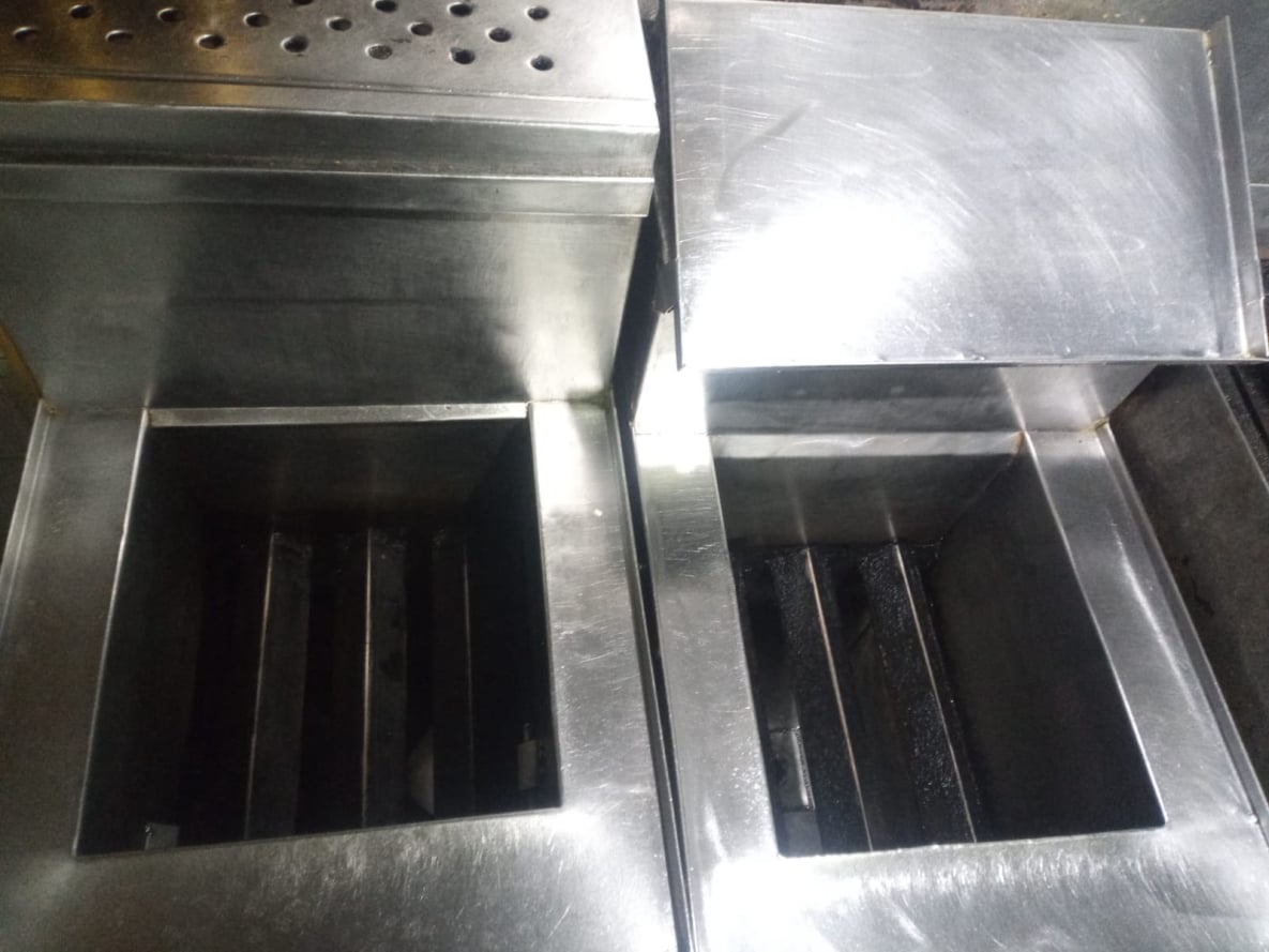 Técnicos de El Menzu realizando mantenimiento preventivo de sistema de extracción industrial